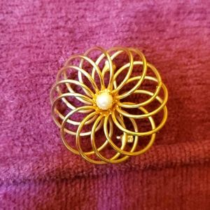 circular brooche with pearl center